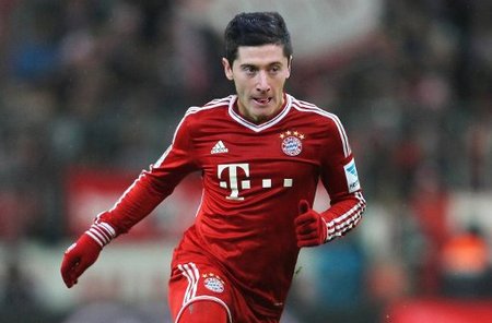 青岛西海岸主教练邵佳一成功保级，郑智接任后计划邀请黄博文、李雷雷等助教，助力球队发展。