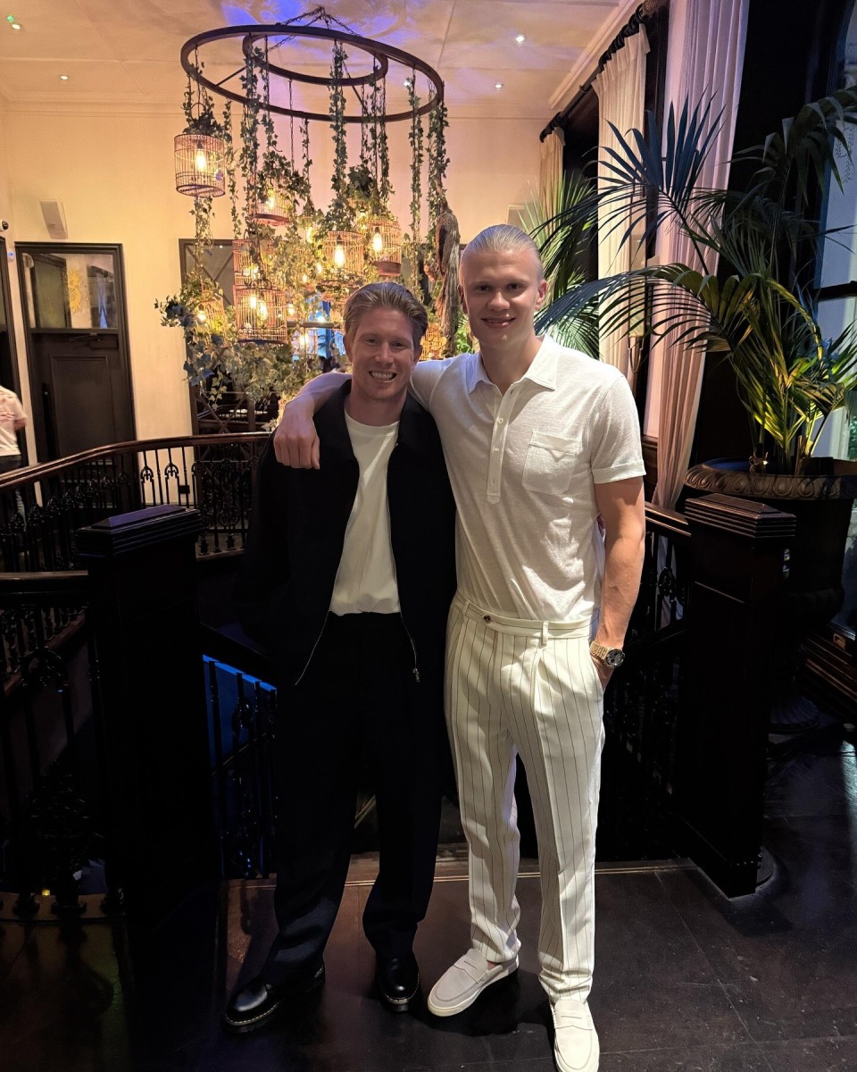 记者：多家豪门有意荷甲19岁中场斯密特，后者被标价2200万镑